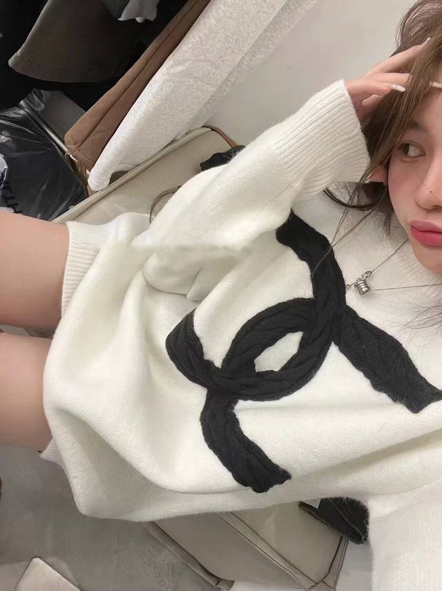 Chanel香奈儿重工编织麻花大logo圆领加厚毛衣 无法拒绝的奶fufu的大毛衣爱了 干干净净高级系 慵懒感十足～ 麻花编织大香图案 太有冬天氛围感 想要的清