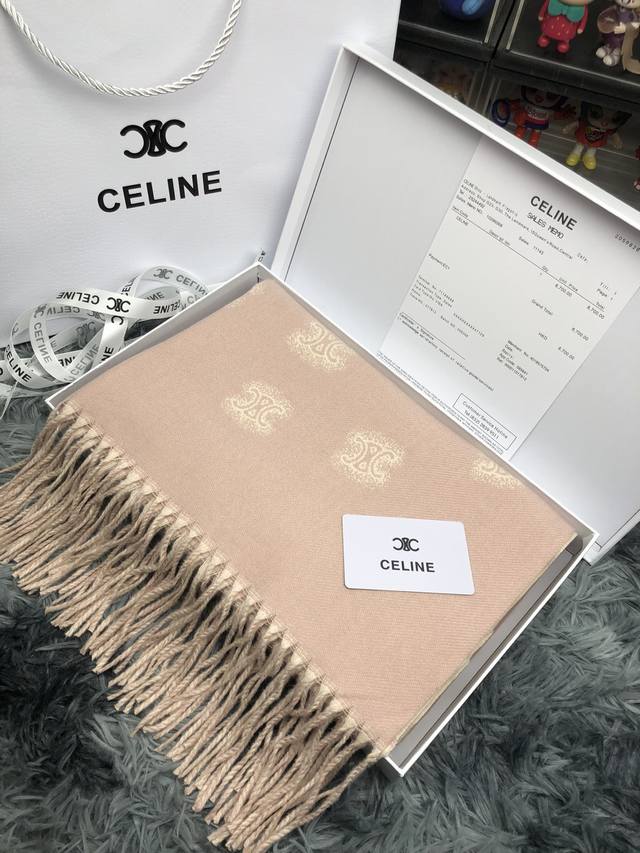 Celine赛琳凯旋门双面围巾顶级最高版本』 重磅来袭通过关系搞到一批海关扣押的赛琳围巾 全球最火的款式之一 可以承载岁月的经典之作 永不过时 独家渠道 全套包