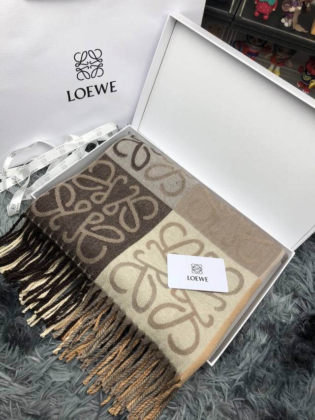 Loewe罗意威围巾顶级最高版本』 重磅来袭通过关系搞到一批海关扣押的罗意威围巾 全球最火的款式之一 可以承载岁月的经典之作 永不过时 独家渠道 全套包装发票