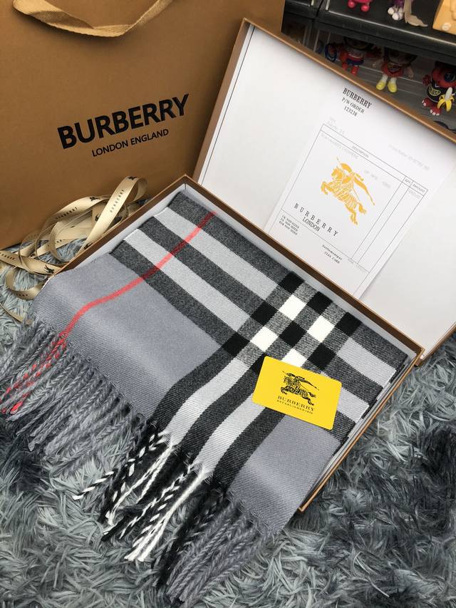 Burberry巴宝莉羊绒围巾顶级最高版本』 重磅来袭通过关系搞到一批海关扣押的巴宝莉围巾 全球最火的款式之一 可以承载岁月的经典之作 永不过时 独家渠道 全套