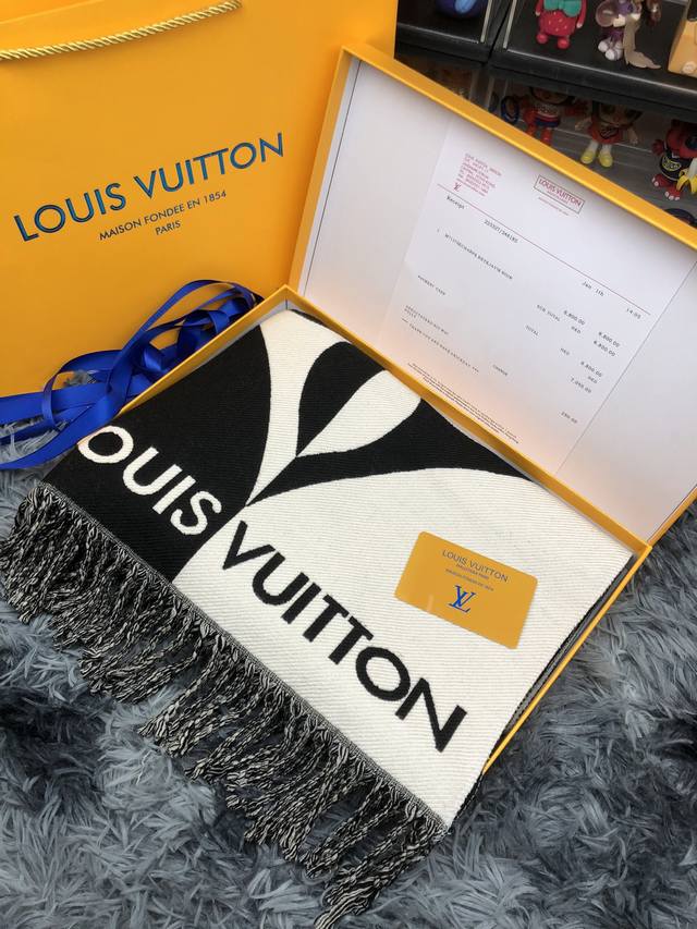 Louis Vuitton路易威登围巾顶级最高版本』 重磅来袭通过关系搞到一批海关扣押的lv围巾 全球最火的款式之一 可以承载岁月的经典之作 永不过时 独家渠道