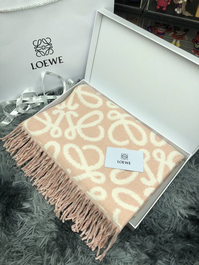 Loewe罗意威双面围巾顶级最高版本』 重磅来袭通过关系搞到一批海关扣押的罗意威围巾 全球最火的款式之一 可以承载岁月的经典之作 永不过时 独家渠道 全套包装发