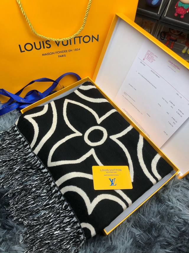 Louis Vuitton路易威登双面围巾顶级最高版本』 重磅来袭通过关系搞到一批海关扣押的lv围巾 全球最火的款式之一 可以承载岁月的经典之作 永不过时 独家