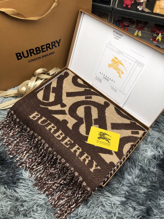 Burberry巴宝莉双面围巾顶级最高版本』 重磅来袭通过关系搞到一批海关扣押的巴宝莉围巾 全球最火的款式之一 可以承载岁月的经典之作 永不过时 独家渠道 全套