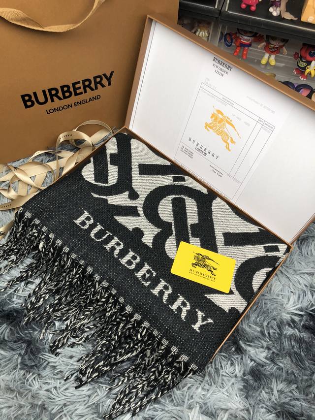 Burberry巴宝莉双面围巾顶级最高版本』 重磅来袭通过关系搞到一批海关扣押的巴宝莉围巾 全球最火的款式之一 可以承载岁月的经典之作 永不过时 独家渠道 全套