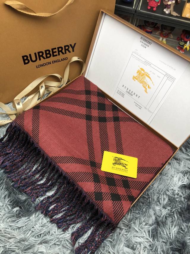 Burberry巴宝莉双面围巾顶级最高版本』 重磅来袭通过关系搞到一批海关扣押的巴宝莉围巾 全球最火的款式之一 可以承载岁月的经典之作 永不过时 独家渠道 全套