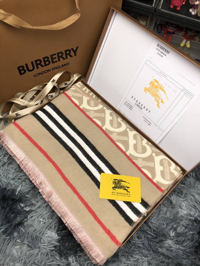 Burberry巴宝莉围巾顶级最高版本』 重磅来袭通过关系搞到一批海关扣押的巴宝莉围巾 全球最火的款式之一 可以承载岁月的经典之作 永不过时 独家渠道 全套包装