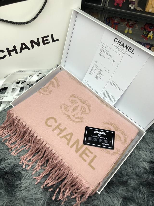 Chanel香奈儿双面围巾顶级最高版本』 重磅来经典之作袭通过关系搞到一批海关扣押的香奈儿围巾 全球最火的款式之一 可以承载岁月的 永不过时 独家渠道 全套包装