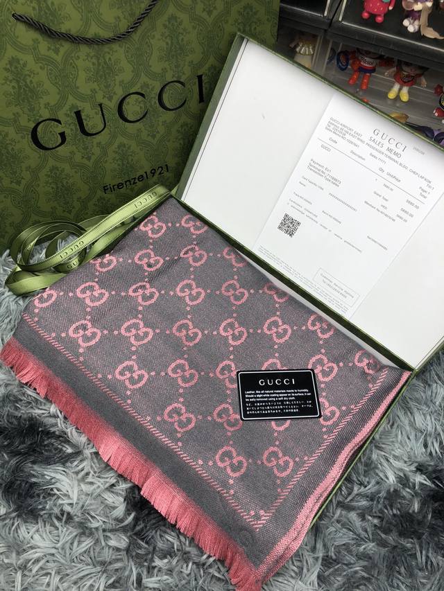 Gucci古驰围巾顶级最高版本』 重磅来袭通过关系搞到一批海关扣押的gucci围巾 全球最火的款式之一 可以承载岁月的经典之作 永不过时 独家渠道 全套包装发票