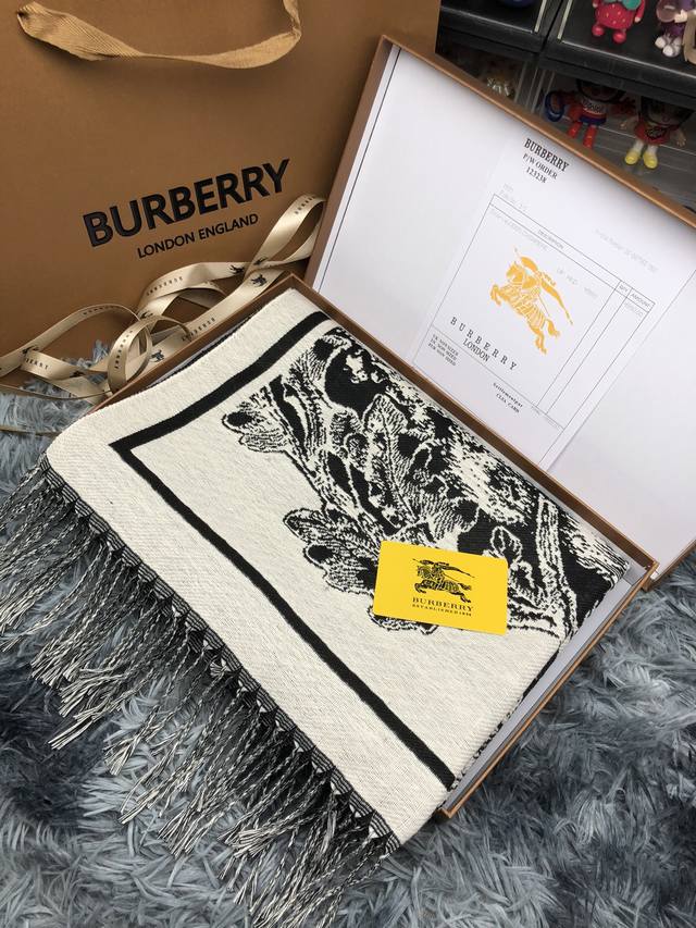 Burberry巴宝莉双面羊绒围巾顶级最高版本』 重磅来袭通过关系搞到一批海关扣押的巴宝莉围巾 全球最火的款式之一 可以承载岁月的经典之作 永不过时 独家渠道