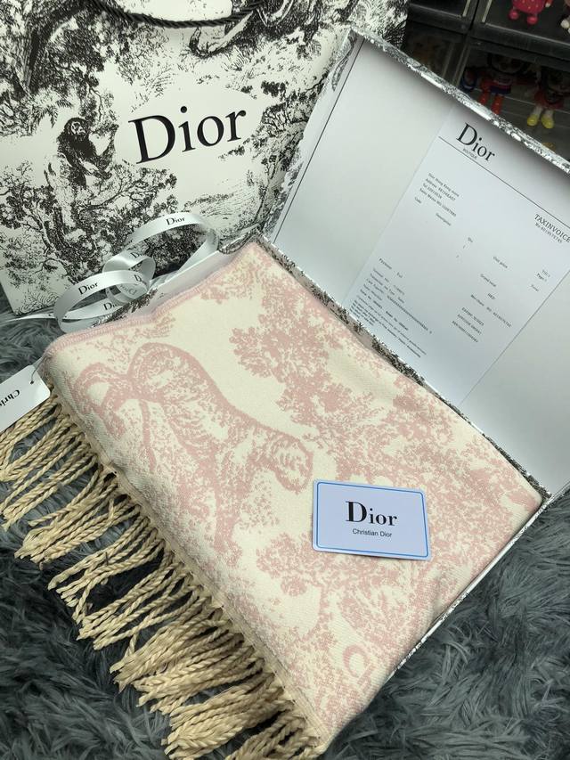 Dior迪奥围巾顶级最高版本』 重磅来袭通过关系搞到一批海关扣押的迪奥围巾 全球最火的款式之一 可以承载岁月的经典之作 永不过时 独家渠道 全套包装发票 送礼首