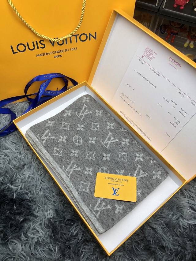 Louis Vuitton路易威登羊绒围巾顶级最高版本』 重磅来袭通过关系搞到一批海关扣押的lv围巾 全球最火的款式之一 可以承载岁月的经典之作 永不过时 独家