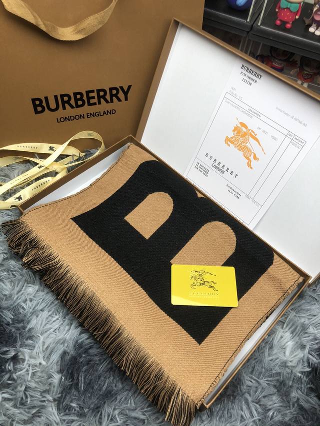 Burberry巴宝莉羊毛围巾顶级最高版本』 重磅来袭通过关系搞到一批海关扣押的巴宝莉围巾 全球最火的款式之一 可以承载岁月的经典之作 永不过时 独家渠道 全套