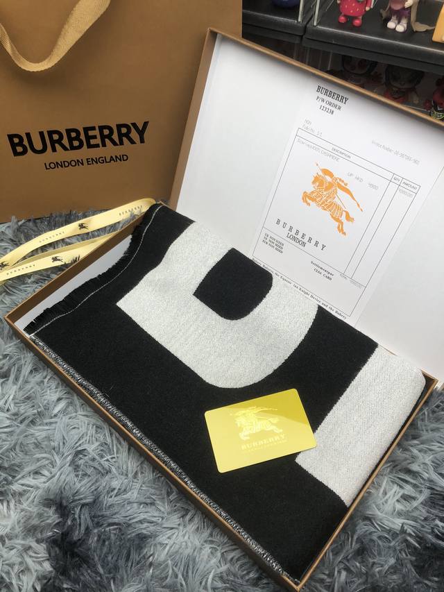 Burberry巴宝莉双面羊绒围巾顶级最高版本』 重磅来袭通过关系搞到一批海关扣押的巴宝莉围巾 全球最火的款式之一 可以承载岁月的经典之作 永不过时 独家渠道