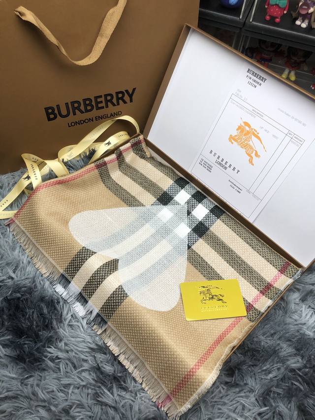 Burberry巴宝莉围巾顶级最高版本』 重磅来袭通过关系搞到一批海关扣押的巴宝莉围巾 全球最火的款式之一 可以承载岁月的经典之作 永不过时 独家渠道 全套包装