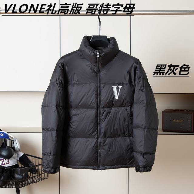 礼高纯原版 -Vlone梵音字母刺绣羽绒服外套，哥特字母 冬季男女同款，无帽立领拉链宽松羽绒服。礼高版，真正90绒！ -品牌故事： Vlone成立于2011年，