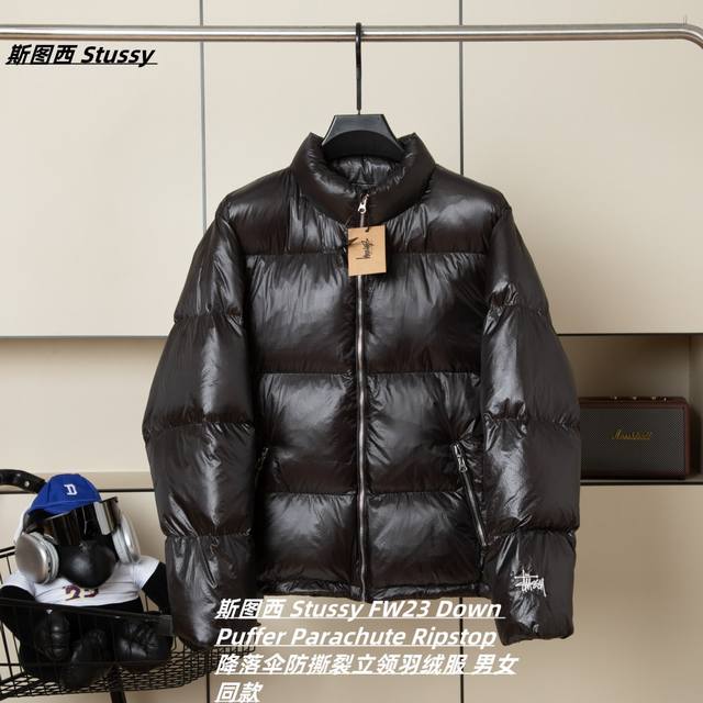 Stussy Fw23 Down Puffer Parachute Ripstop 降落伞防撕裂立领羽绒服 阔版面包服 男女同款 品牌介绍：Stussy 斯图西