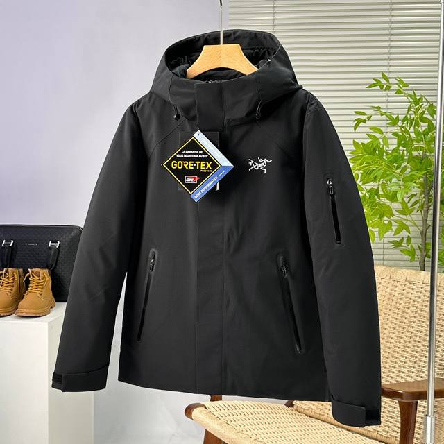 高品质 Arcteryx 始祖鸟男款防风连帽保暖羽绒服这款冬季羽绒服时尚保暖，防风挡雨，正是高山 性能的城市妙用！ 整衣采用了进口850#鹅绒填充、全是大朵的羽