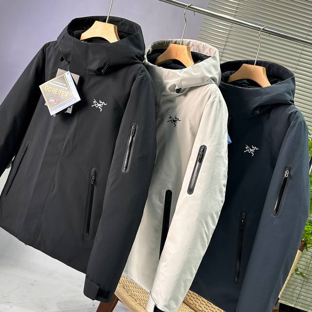 高品质 Arcteryx 始祖鸟男款防风连帽保暖羽绒服！这款冬季羽绒服时尚保暖，防风挡雨，正是高山 性能的城市妙用！ 整衣采用了进口850#鹅绒填充、全是大朵的