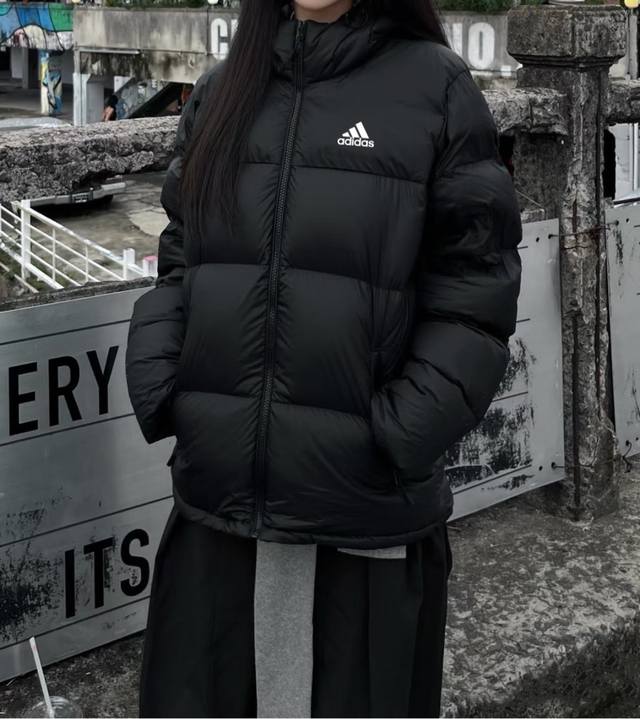 原版质量 大朵%90白鸭绒国标阿迪达斯adidas羽绒服百搭情侣款真正羽绒服 此款羽绒服采用大朵90绒蓬松度舒适度非常好！质量不是吹的！不是正真白鸭绒赔4件！怎