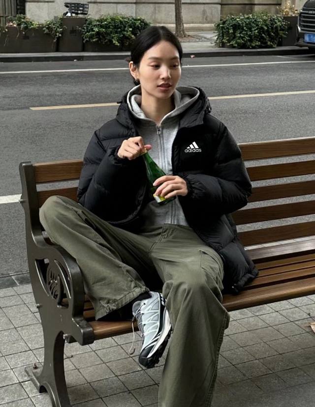 原版质量 大朵%90白鸭绒国标阿迪达斯adidas羽绒服百搭情侣款真正羽绒服 此款羽绒服采用大朵90绒蓬松度舒适度非常好！质量不是吹的！不是正真白鸭绒赔4件！怎