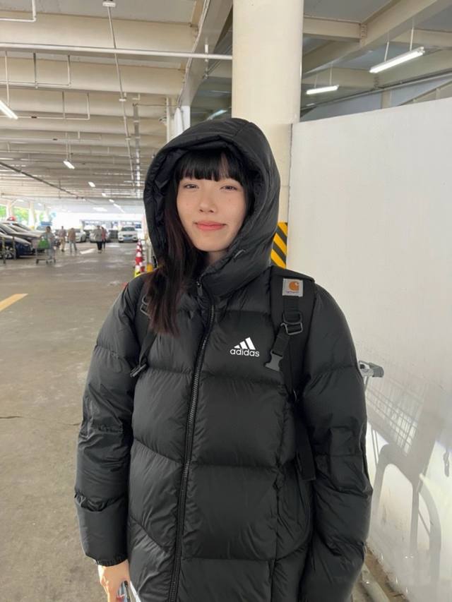 原版质量 大朵%90白鸭绒国标阿迪达斯adidas羽绒服百搭情侣款真正羽绒服 此款羽绒服采用大朵90绒蓬松度舒适度非常好！质量不是吹的！不是正真白鸭绒赔4件！怎