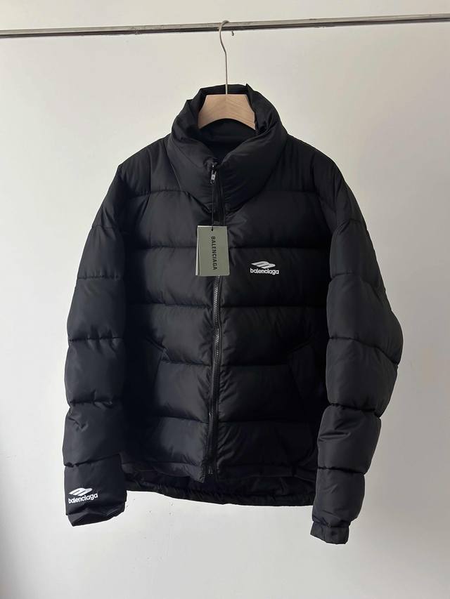 黑色正面+反面 上新 Blcg 23Fw 3Blogo双面棉服 原22,800购入，精选再生1Oo%聚酯纤维纱线制成，主身面料为400T再生尼龙面料，高密尼丝纺