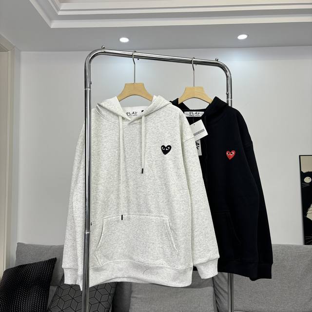 Cdg Play川久保玲爱心刺绣加绒连帽卫衣logo银狐绒加厚连帽卫衣内加不倒绒！！衣服很好看，大家看看实拍图！！！ 经典时尚最新款，所有面料全部独家定制，优质