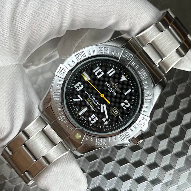 新品上市 百年灵breitling新品黄色指针日历铝钢材质男士石英手表 全套包装 表盘圈口360°旋转，瑞士进口石英机芯，镭射字面。走时精准，送人自留必备时尚单