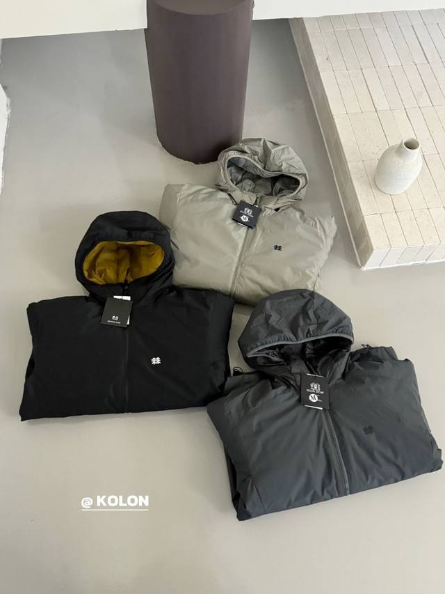 Kolonsport可隆防风防水保暖三色休闲运动连帽棉服冲锋衣 面料采用进口高支高密的客供面料，通过特殊工艺做出柔软质感。棉服科技保暖纤维 比传统棉更快干 即使