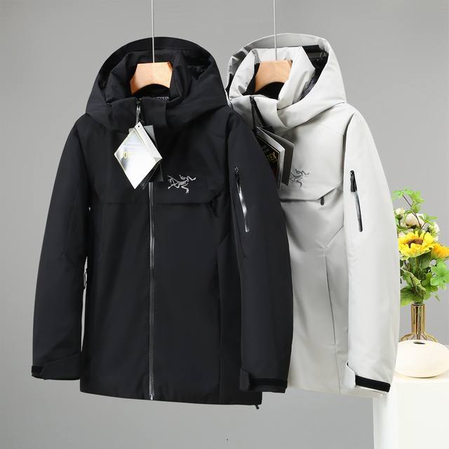 发390 24冬季高品质 Arcteryx 始祖鸟买菜款男款防风帽可脱卸保暖羽绒服！ 这款冬季羽绒服时尚保暖，防风挡雨，正是高山 性能的城市妙用！ 整衣采用了进