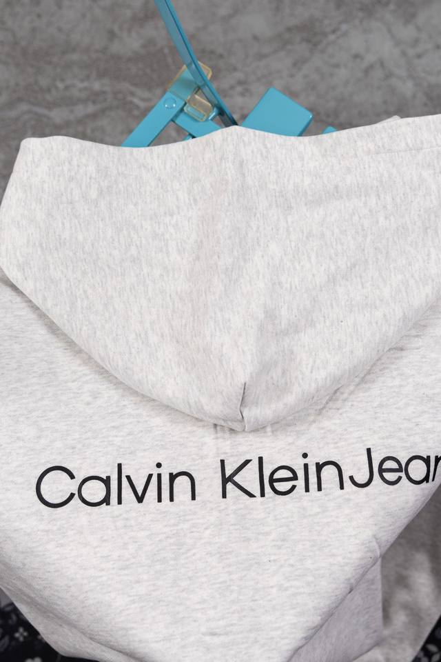 细节图calvin Klein Jeans Ck小标刺绣后背浮雕压花连帽卫衣 跟着爆款学穿搭 上身效果太炸裂 版型设计不用担心 随意穿搭都好看 不要一味选择大牌