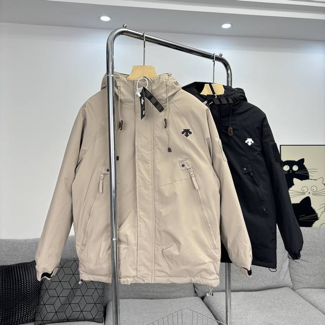 Descente-迪桑特户外保暖棉衣棉服 上身有型不臃肿通勤和商务都能驾驭更轻便拒水蓄热保暖蓬松度高 很好的保温效果 这个系列一直主打轻量化的设计理念 主打轻薄