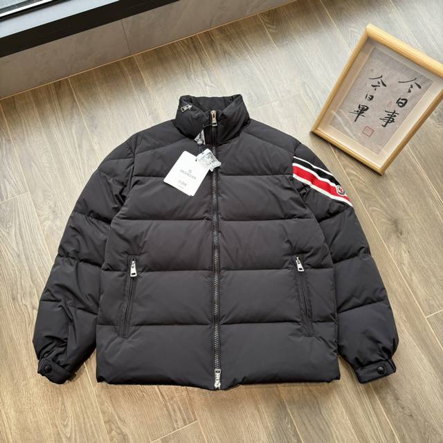 蒙口 Moncler Solayan男士三色饰边织带徽标羽绒服外套！ Solayan男士短款羽绒夹克饰有季节标志性条纹细节，融合运动精神与隽永风格！ 优质90绒