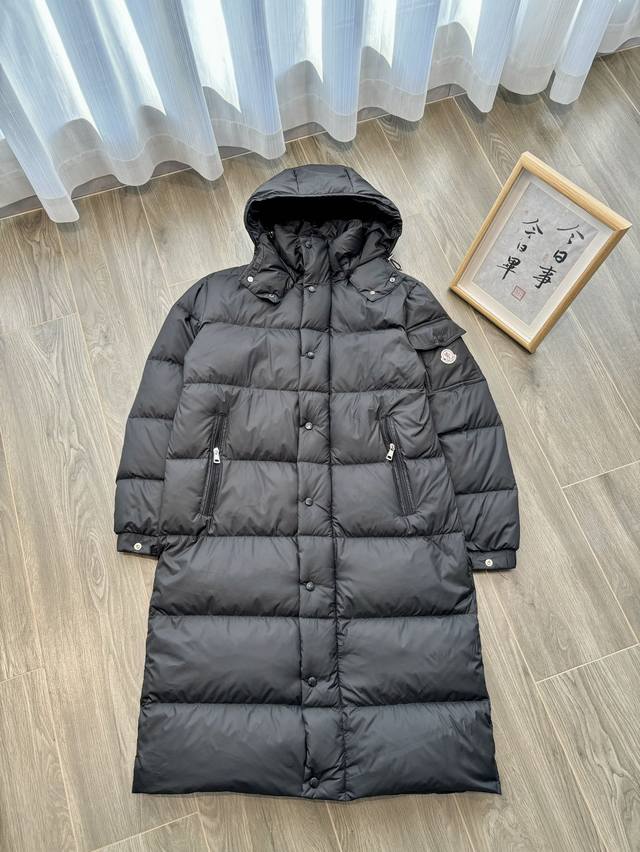 顶级版本moncler Hanoverian 蒙口长款情侣款羽绒服专柜同款 ①:内冲90白鸭绒850+蓬松度的鸭绒运用直充技术的完美填充 ②:做工精致，轻盈保暖