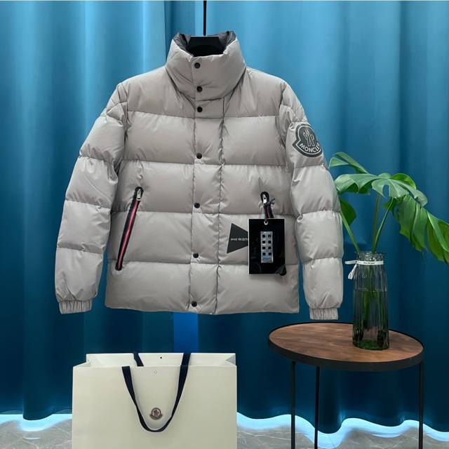 Moncler蒙口3M反光羽绒服 1952系列 该系列是moncler Genius项目的收藏2系列，是与“And Wander”合作开发的。这件羽绒夹克很好地