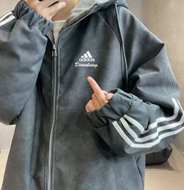 阿迪达斯adidas美拉德三条杠棉衣男冬季加厚羊羔绒百搭棉服美式潮牌连帽情侣外套 采用高端羊羔绒内里 Pu超软外层皮质包裹 三条杠拼接设计 防风抗冻 更锁温 穿