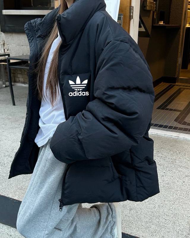 高品质 Adidas 阿迪达斯 Fw23 冰雪油画字母羽绒棉衣棉服面包服 面料材质都是采用优质一等品 冲棉次数达到800 一件羽绒棉服蓬松感强 上身效果好 一件