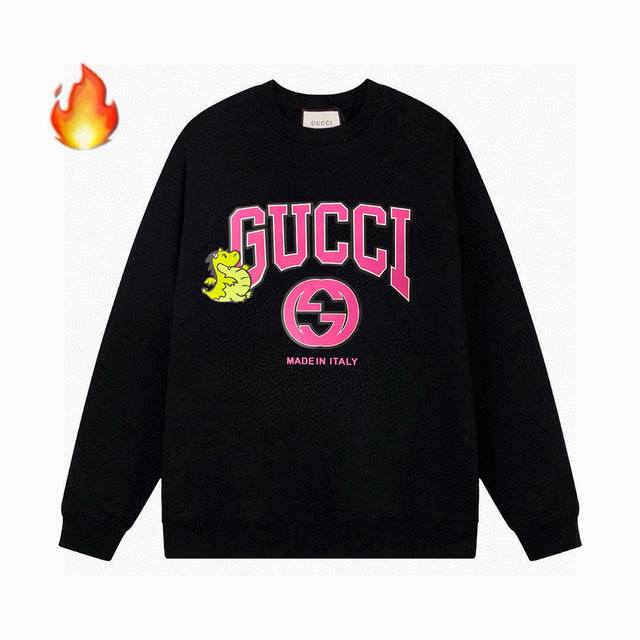 高品质gucci24Ss加绒字母印花圆领卫衣 肩膀缝合处后领处都采用双缝走线经久耐穿，后领口处采用纯棉拉条提升了后颈接触的舒适度，袖口下摆跟衣服同缸染色没有色差