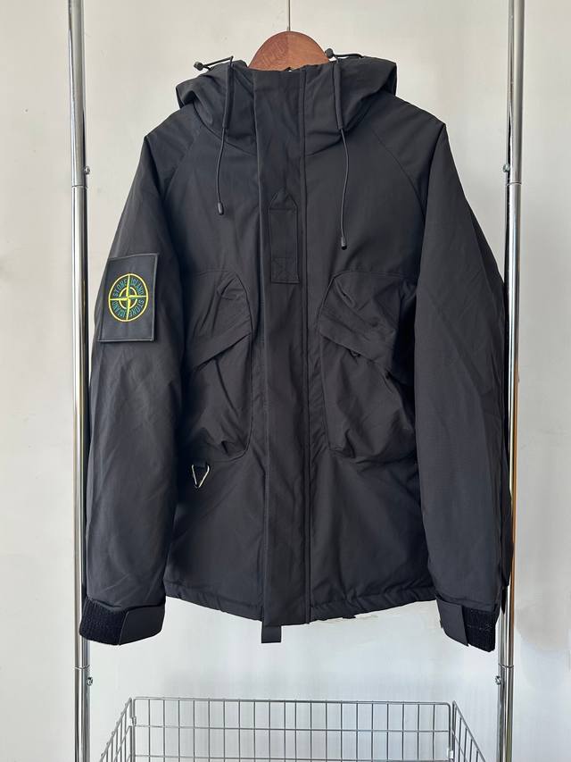 棉服 Stone Island 石头岛大口袋冬季机能方块袖章连帽冲锋衣羽绒棉外套，机能户外品牌石头岛又一新作 立领连帽冲锋衣棉服 宽松连帽版型 防风领口 风雨天