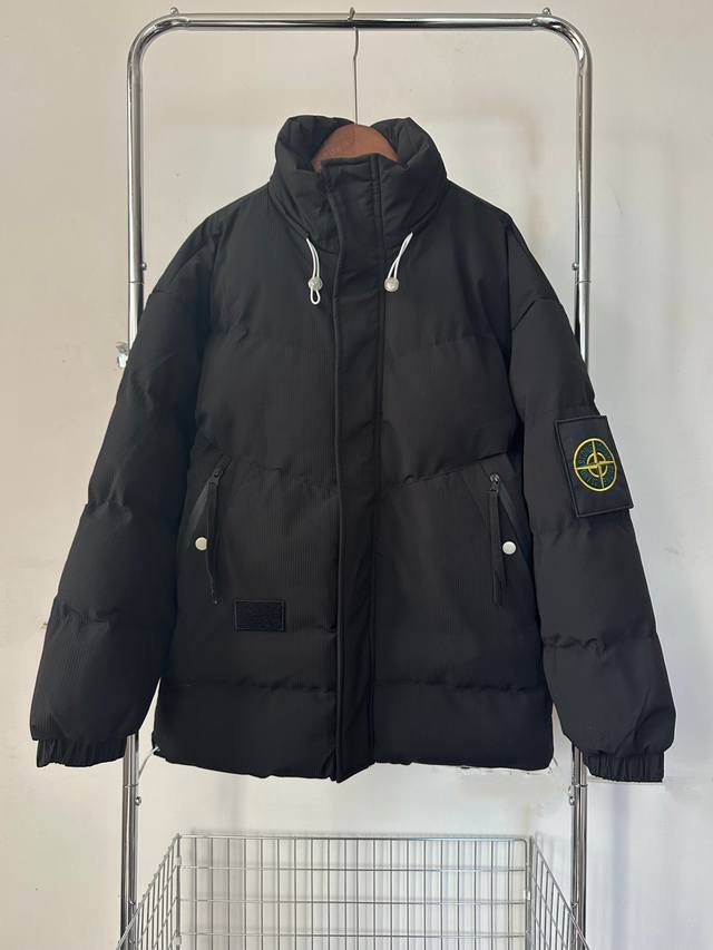 Stone Island石头岛大方块袖标立领棉服外套 采用新型面料，全竖纹面料神似灯芯绒，防风防水 建议干洗 切勿机洗浸泡 脏了好打理 可以拿牙刷直接刷 非常不