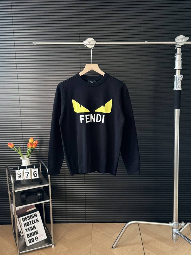 售后到年底 Fendi 芬迪 秋冬新款针织男女情侣款休闲圆领毛衣 -颜色：黑色 -尺码：S M L Xl 独家小爆款 这件毛衣很普通很百搭 面料丝滑细腻 低调的