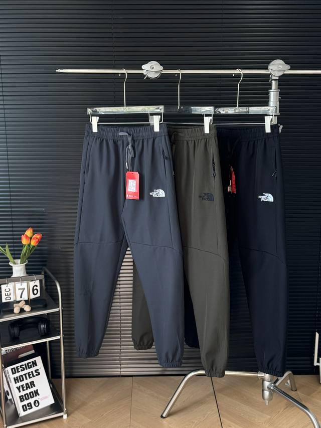 售后到年底 The North Face 北面 冬季尼龙梭织户外刺绣logo休闲长裤 代购款，都市休闲基础百搭款，机能立体裁剪，万针刺绣logo，户外功能性很强