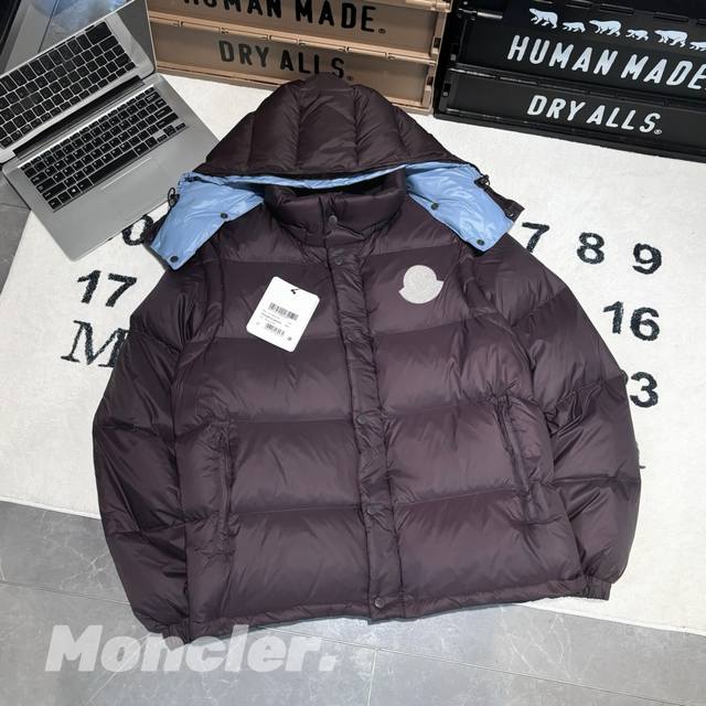 售后到年底 發 -Moncler盟可睐 Fw24 Cyclone Logo徽标二合一可拆卸衣袖简约廓形连帽短款羽绒服 蒙口二合一羽绒服 男女同款 -面料：采用原