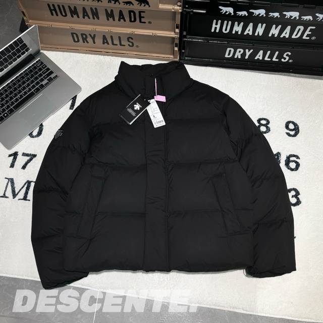 售后到年底 發 -Descente迪桑特ski Style 户外系列 廓形面包羽绒服 男女同款 -面料：采用原版一比一定织定染三防面料面料。400D胆布。 -辅