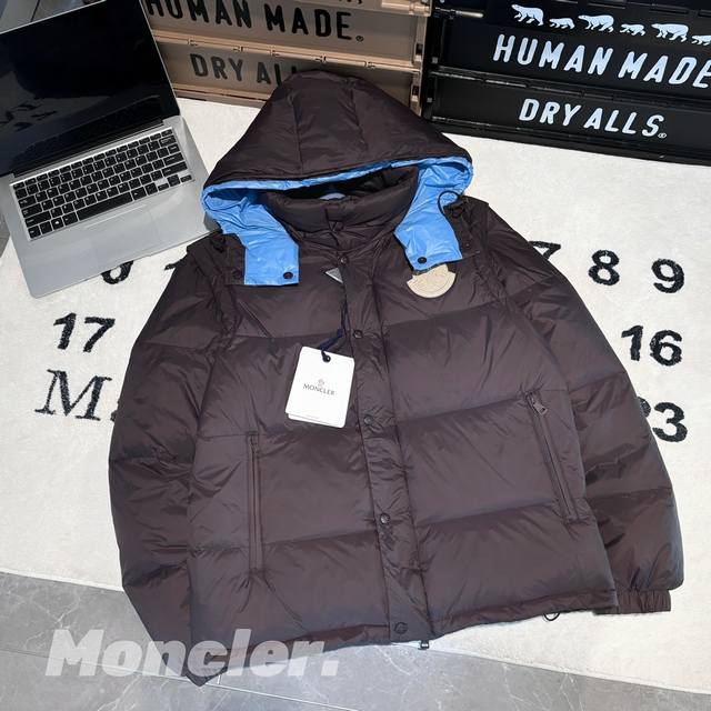 售后到年底 發 -Moncler盟可睐 Fw24 Cyclone Logo徽标二合一可拆卸衣袖简约廓形连帽短款羽绒服 蒙口二合一羽绒服 男女同款 -面料：采用原