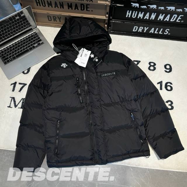 售后到年底 發 -Descente迪桑特连帽羽绒服 男女同款 情侣款 -面料：采用原版一比一定织定染面料。尼龙里布，双层内胆。 -辅料：原版拆解开发，一比一定制