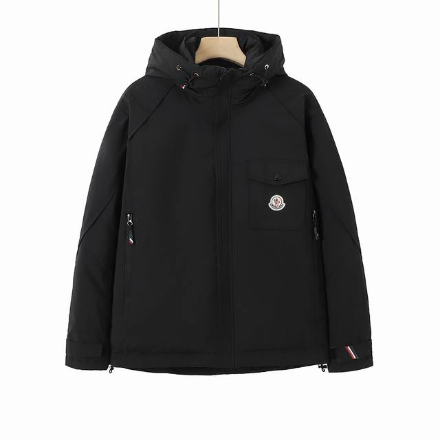 售后到年底 顶级复刻版本蒙口 Moncler 2024秋冬胸口经典刺绣小标户外连帽羽绒服外套 男士 户外产品的典范，以低饱和亚光色调呈现。可调节风帽设有弹力拉绳