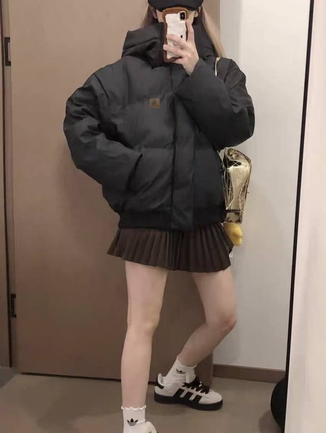 售后到年底 Carhartt 2024Fw 卡哈特冬季pu皮连帽棉服 一如既往传承经典咖色黑色 胸前隐藏式门襟 不钻风 保暖一流 帽子也采用全包设计 可当围脖