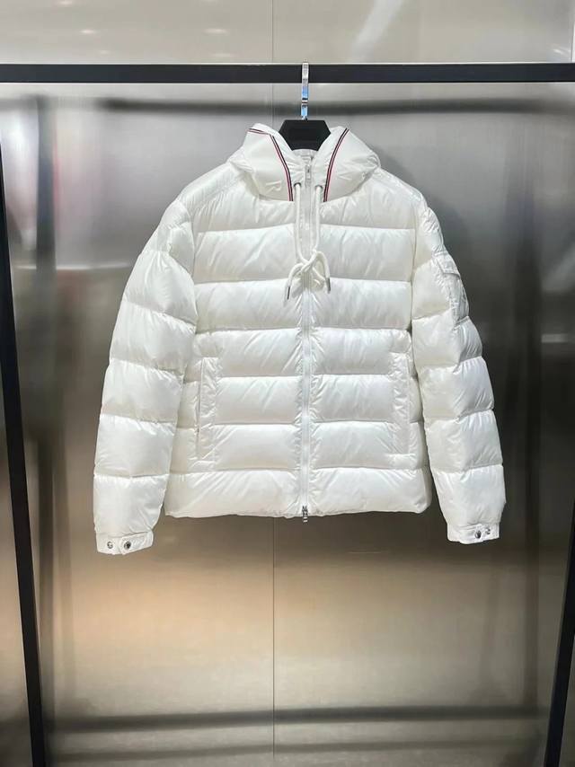 售后到年底 高品质 Moncler蒙口2024新款pavin短款连帽羽绒服 设计感与颜值爆棚的羽绒外套 Moncler的经典款式 采用箱型造型设计 优越的户外防